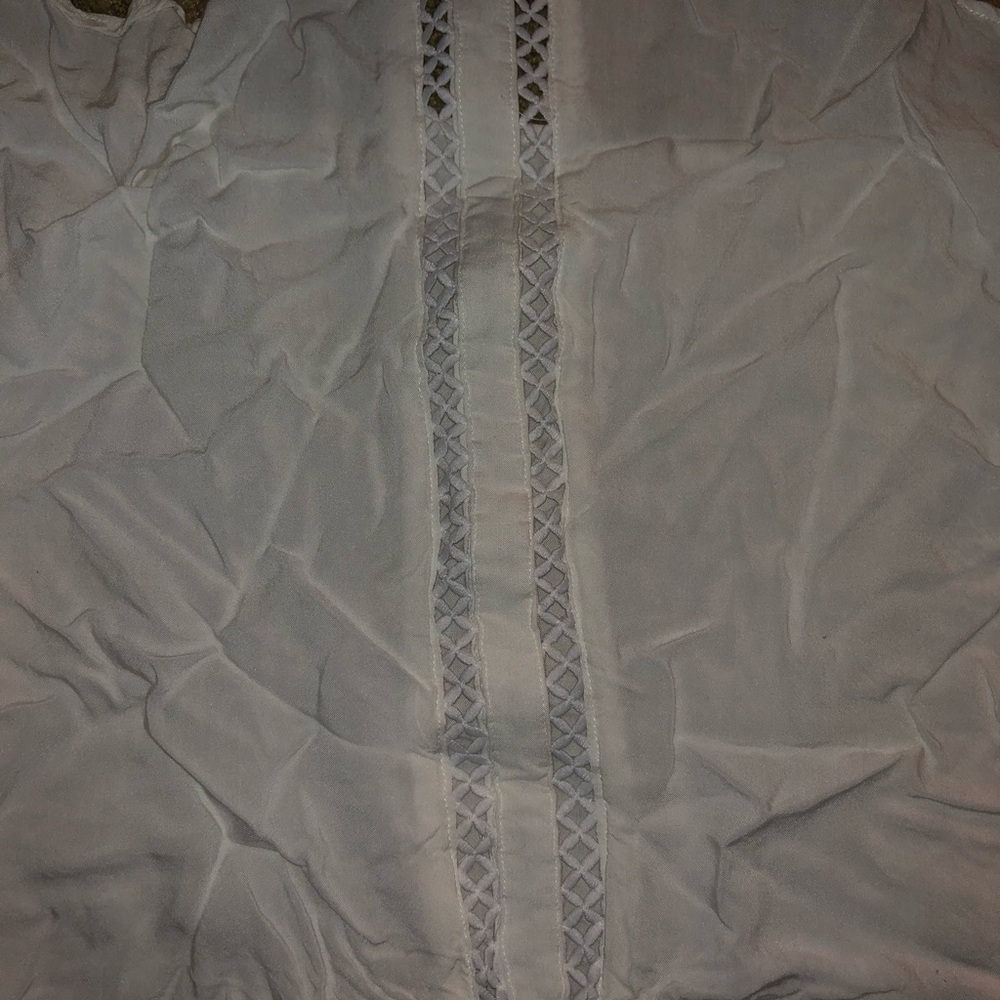 White blouse - Picture 2 of 3